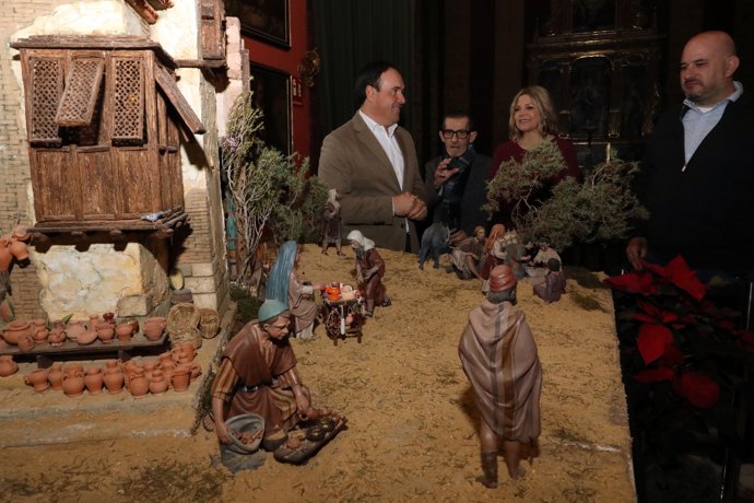 El president de la Generalitat, Juanfran Pérez Llorca, ha mantenido un encuentro con representantes de la Federación de Belenistas de la Comunitat Valenciana.