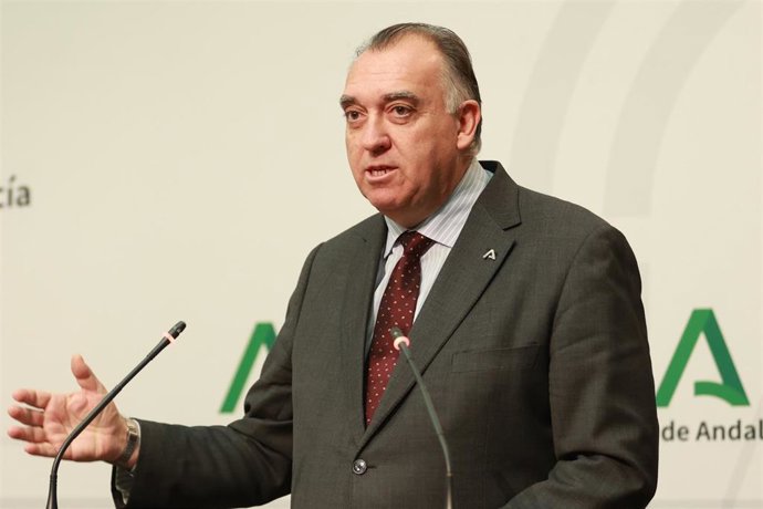 El consejero de Turismo y Andalucía Exterior, Arturo Bernal, interviene en la rueda de prensa posterior a la reunión semanal del Consejo de Gobierno de la Junta de Andalucía. A 2 de diciembre de 2025, en Sevilla (Andalucía, España). 