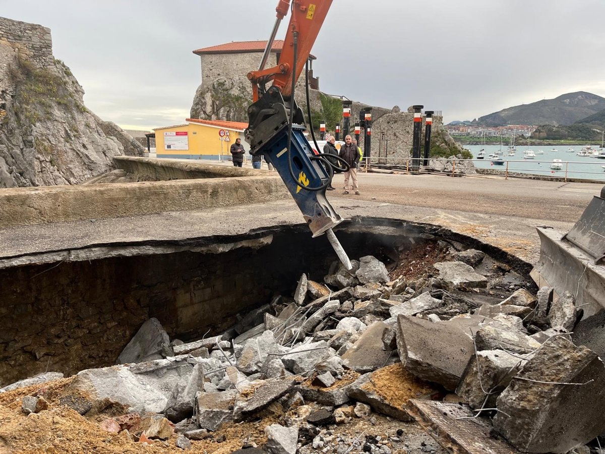 Un soplao en el muelle antiguo de Castro obliga a vallar la zona y a ejecutar una obra de emergencia