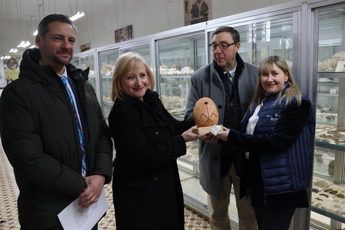 La consejera de Industria, Comercio y Empleo, Leticia García (segunda por la izquierda), durante su visita al Museo de Ciencias Naturales, ubicado en el Monasterio de San Nicolás de Villafranca del Bierzo (León).