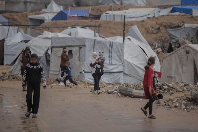 Archivo - Imagen de archivo de desplazados palestinos ante las tiendas de campaña que sirven como su hogar improvisado en el sur de Gaza 