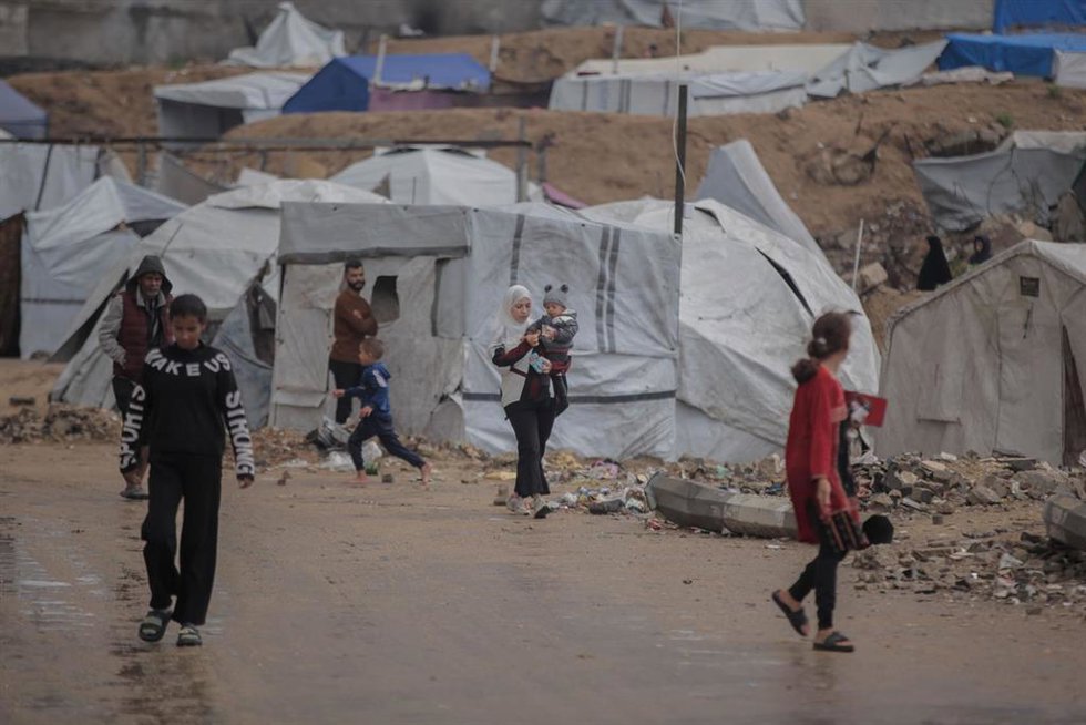 Archivo - Imagen de archivo de desplazados palestinos ante las tiendas de campaña que sirven como su hogar improvisado en el sur de Gaza 