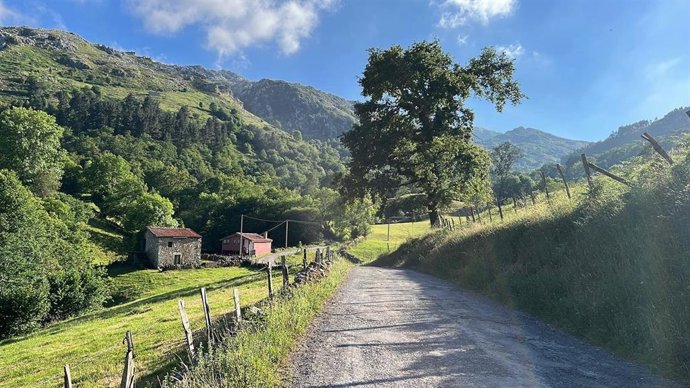 Archivo - Arredondo. Pueblo. Cantabria. Rural. Campo. Paisaje. Camino rural. Montaña. Tiempo despejado y soleado