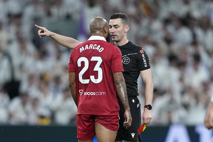 Marcao, do Sevilla FC, protesta contra o segundo cartão amarelo e o cartão vermelho durante a partida de futebol da Liga Espanhola, LaLiga EA Sports, disputada entre Real Madrid e Sevilla FC no Estádio Bernabeu em 20 de dezembro de 2025, em Madri, Espanha
