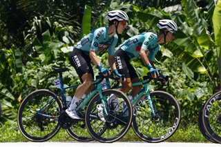 Archivo - El ciclista español Jorge Gutiérrez (Kern Pharma) junto a su compañero Nil Gimeno.