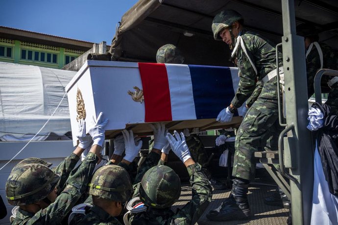 Imagen de archivo de varios militares tailandeses portando el féretro de un compañero caido durante los combates con Camboya.