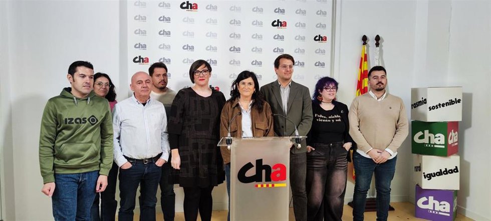 La secretaria general de CHA, Isabel Lasobras, junto a los cabezas de lista por Zaragoza, Jorge Pueyo, y por Huesca, Verónica Villagrasa, junto a otros representantes de CHA incluidos en las listas de la formación para las elecciones del 8F. 