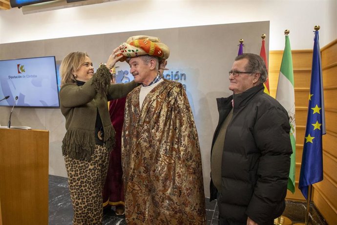 Auxiliadora Moreno corona a uno de los Reyes Magos de la Asociación Amigos de Fátima.