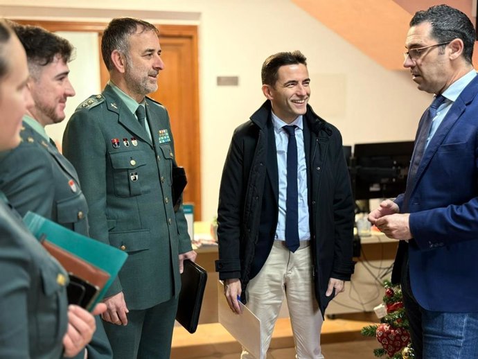 El delegado del Gobierno en Cantabria, Pedro Casares; el alcalde de Val de San Vicente, Julio Arranz; el teniente coronel de la Guardia Civil Julio Postigo y otros cargos de la Benemérita en la Junta de Seguridad del municipio