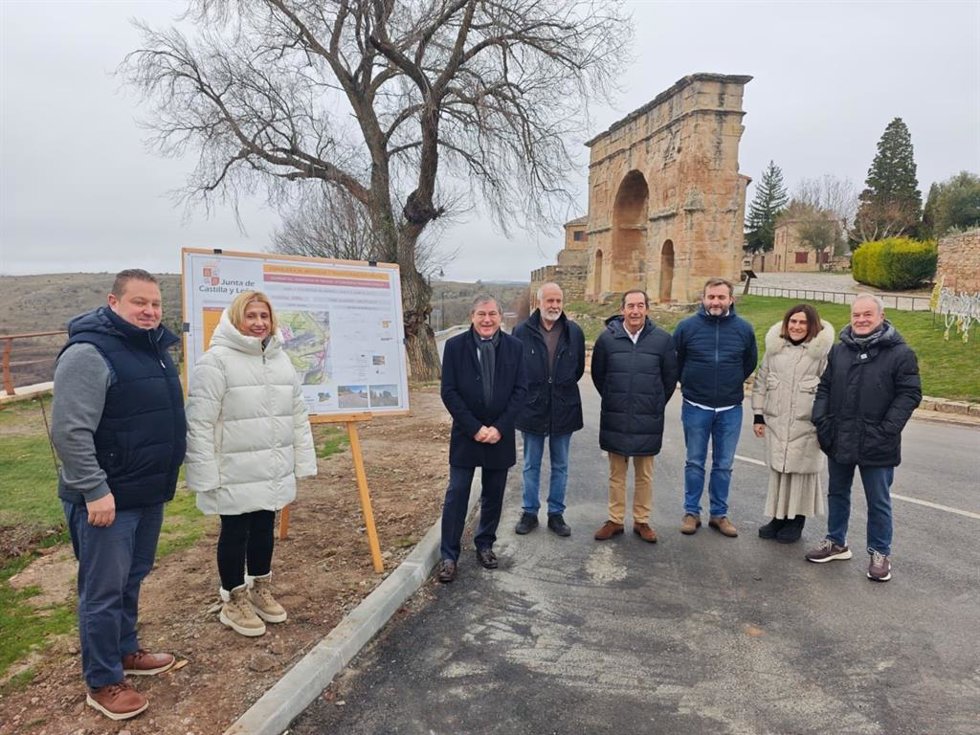 El director de carreteras en su visita a las obras de humanización de travesías en Medinaceli.