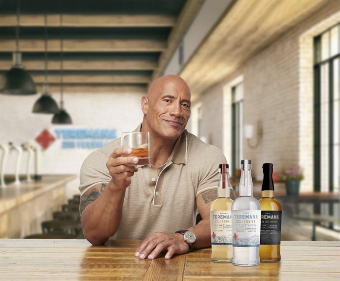 Archivo - El actor Dwayne 'La roca' Johnson y el tequile Teremana
