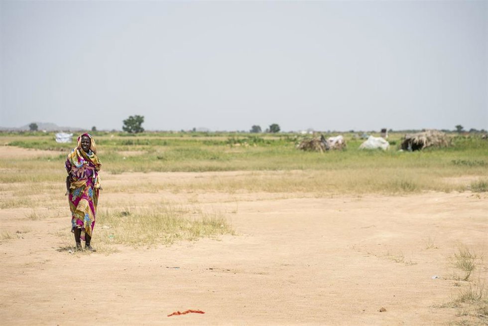 Archivo - Una mujer en un campamento de desplazados internos cerca de Nyala, en Darfur Sur, Sudán (archivo)