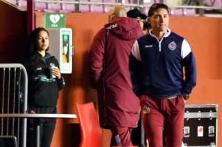 Futbol, Deportes La Serena vs Santiago Wanderers. Cuartos de final, copa Chile 2025. El arbitro Cristian Garay muestra tarjeta roja al entrenador Cristian Paulucci de Deportes La Serena durante el partido ida cuartos de final de copa Chile contra