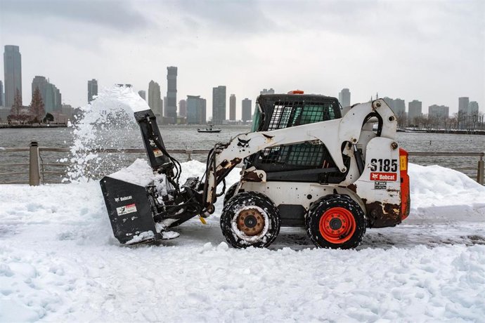 Archivo - 02 February 2021, US, New York: A Bobcat clears snow from Hudson River Park after a major snowstorm hit New York. Photo: Milo Hess/ZUMA Wire/dpa
