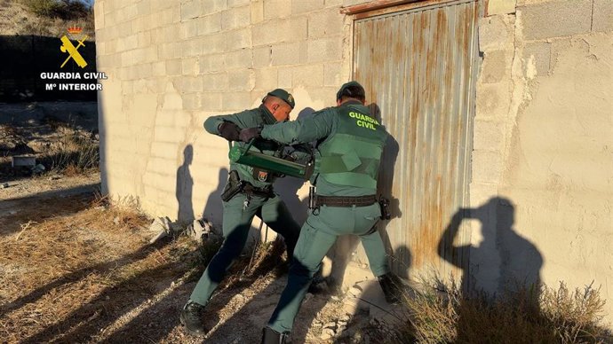 Dos agentes de la Guardia Civil durante el registro en la nave industrial