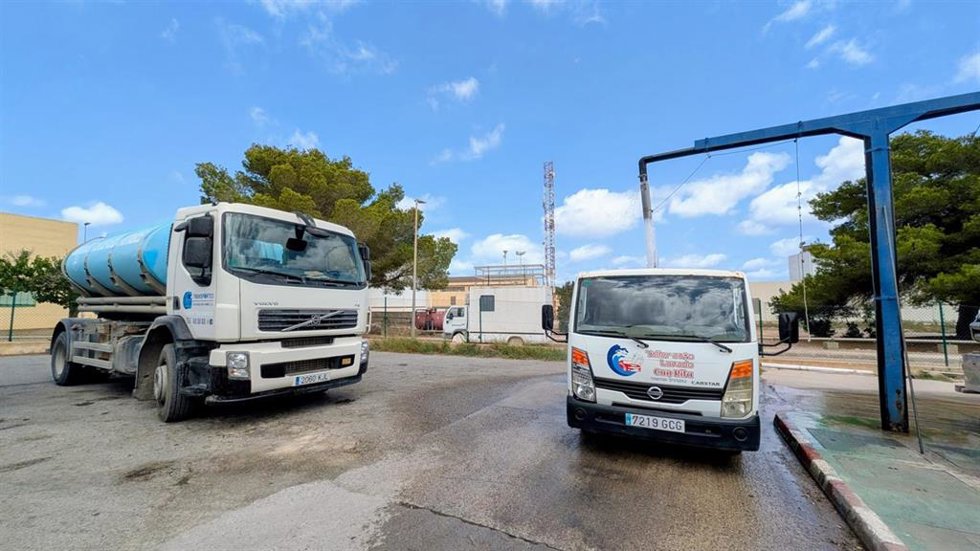 Camiones cisterna en un dispensador de agua en Formentera.