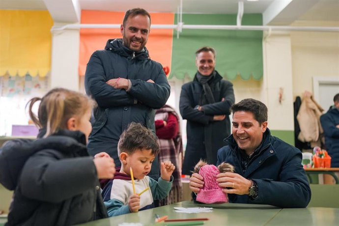 El consejero de Educación, Ciencia y Universidades, Emilio Viciana, visita al centro de Educación Infantil y Primaria León Felipe de Arganda del Rey.