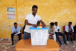 MOGADISHU, Dec. 25, 2025  -- A Somali voter casts his vote at a polling station in Mogadishu, Somalia, Dec. 25, 2025. More than 500,000 voters in Somalia's capital, Mogadishu, cast ballots on Thursday in municipal elections widely seen as a key step towar