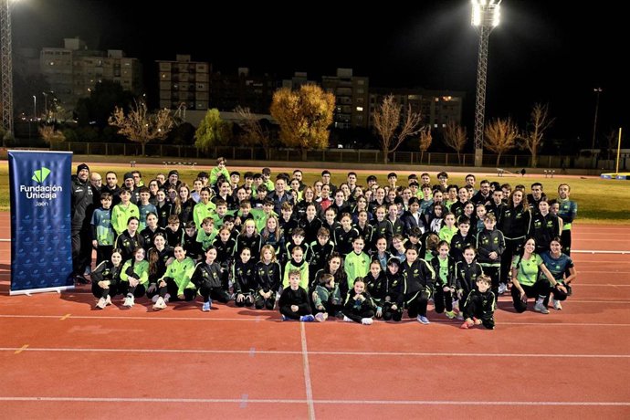 Miembros del Club de Atletismo Unicaja Jaén Paraíso Interior junto al representante de la Fundación Unicaja.
