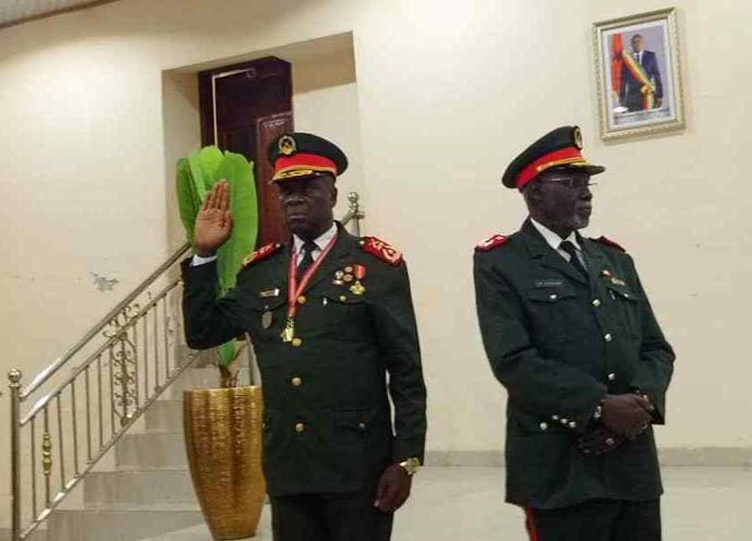 El jefe de la junta militar de Guinea Bissau, Horta N'Tam (izquierda), tras el golpe de Estado de noviembre de 2025 (archivo)