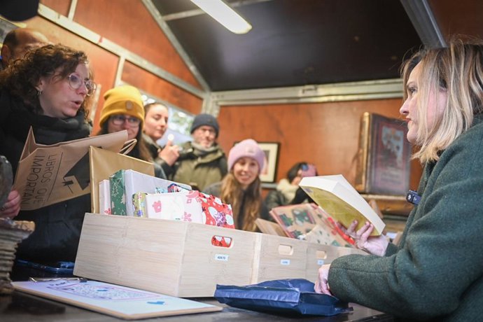 La secretaria general de los socialistas aragoneses y candidata a la presidencia del Gobierno de Aragón, Pilar Alegría, este viernes en la iniciativa  'Libros que importan' que se celebra en la plaza del Pilar de Zaragoza.