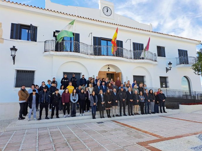 Alhaurín el Grande (Málaga) guarda un minuto de silencio tras la muerte de dos novios adolescentes en el incendio de una vivienda.