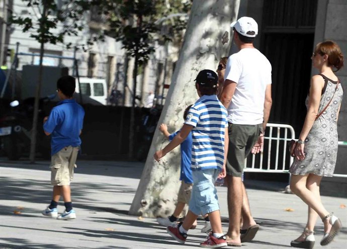 Archivo - Imagen de archivo de una familia numerosa paseando.