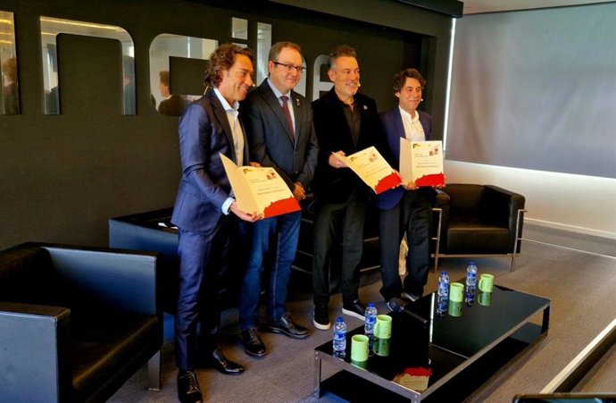 El director del Incibe, Félix Barrio (segundo por la izquierda), junto a los hermanos Quijano con motivo de su nombramiento como Cibercooperantes de Honor.