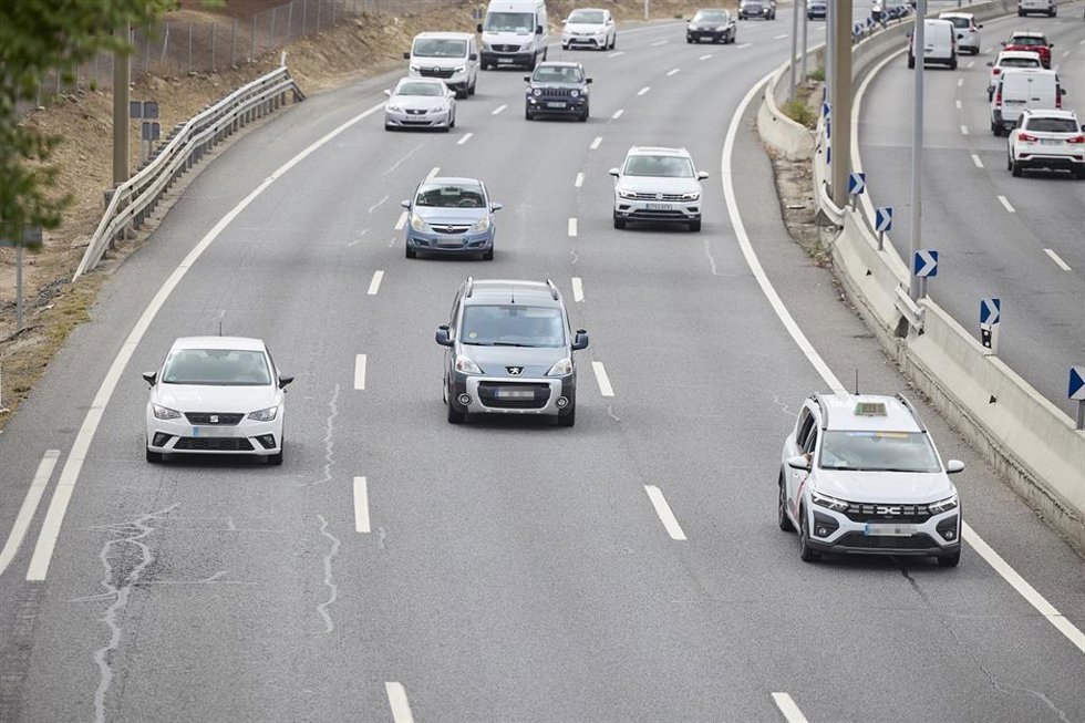 Archivo - Vehículos en la autovía A-3, a 30 de agosto de 2024, en Madrid (España). La Dirección General de Tráfico (DGT) prevé 4.760.000 movimientos de largo recorrido con motivo de la operación retorno del verano que se pone en marcha desde las 15.00 h