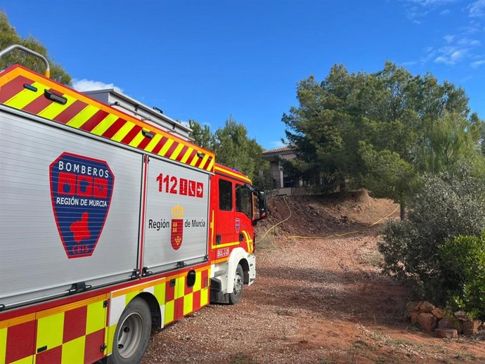 Un camión del CEIS en la vivienda donde se ha registrado el incendio