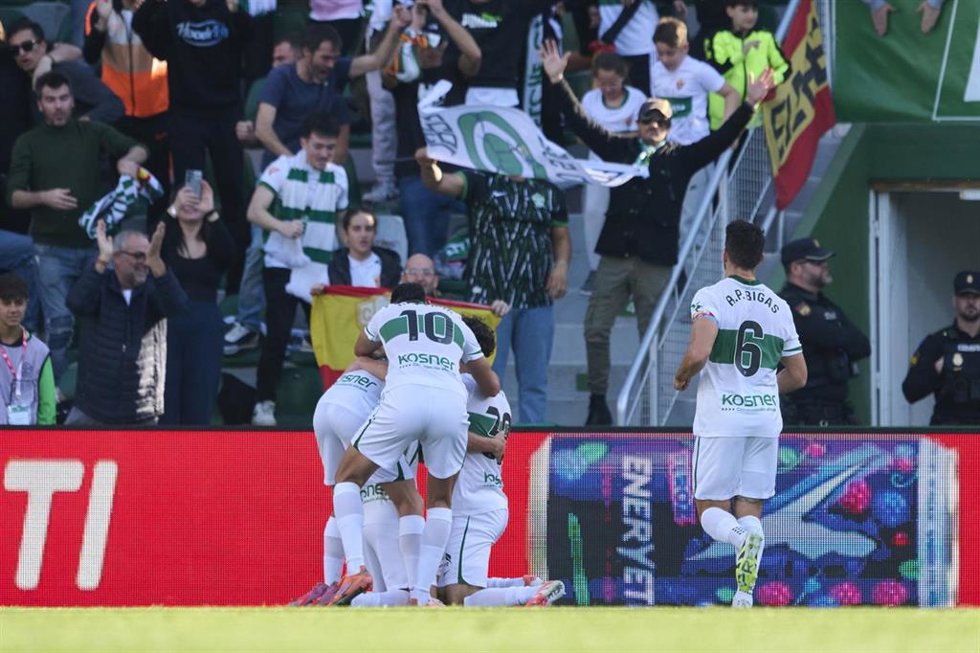 Los jugadores del Elche CF celebran un gol en el Estadio Martínez Valero