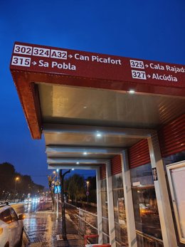 Nuevo vinilo colocado en una marquesina de la red TIB de Mallorca.