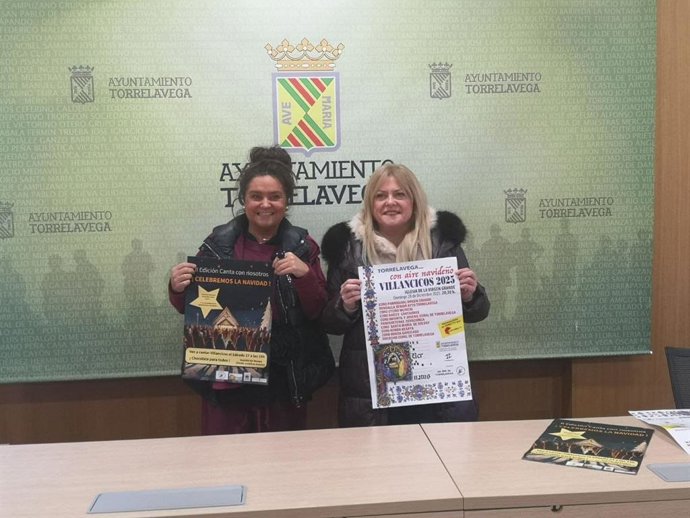 La concejala de Cultura, Esther Vélez, y Pilar Fernández, del Grupo de Danzas Covadonga, presentan el Ciclo de Villancicos Montañeses y la II edición de 'Canta con nosotros'