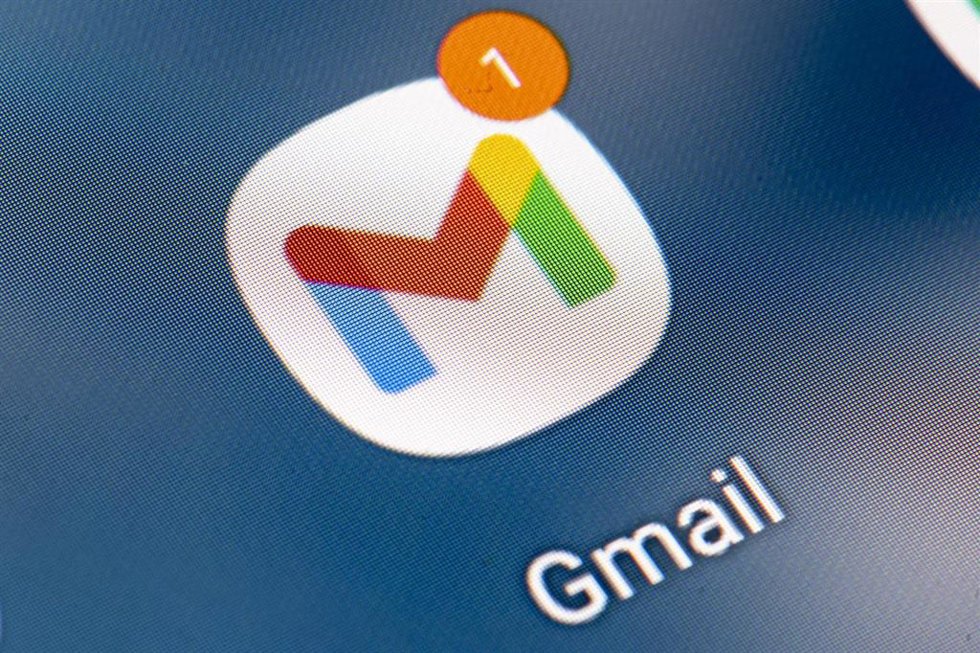 Archivo - FILED - 21 January 2022, Berlin: The icon of the Gmail app can be seen on the screen of a smartphone. Photo: Fabian Sommer/dpa