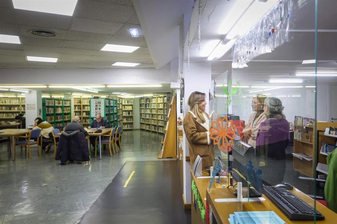 La alcaldesa de Zaragoza, Natalia Chueca, este viernes durante su visita a la biblioteca de Santa Orosia.