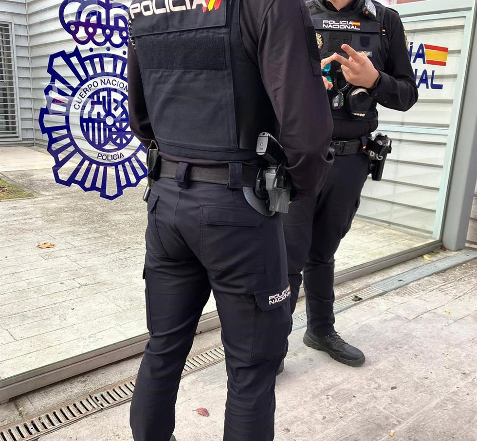 Archivo - Sucesos.- Detenido en Valladolid tras obtener un visado mediante un documento falso presentado en Londres