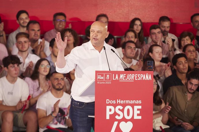 Archivo - El alcalde de Dos Hermanas, Francisco Rodríguez, interviene durante el acto público en la caseta municipal de Dos Hermanas. Imagen de archivo.