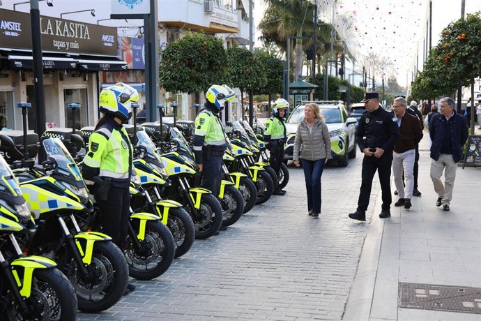 La alcaldesa de Marbella, Ángeles Muñoz, durante la presentación en San Pedro Alcántara de 22 nuevas motocicletas para la Policía Local