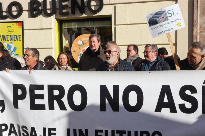 El diputado de Vox Juan Vidal en la concentración frente a las oficinas de Forestalia en Zaragoza.