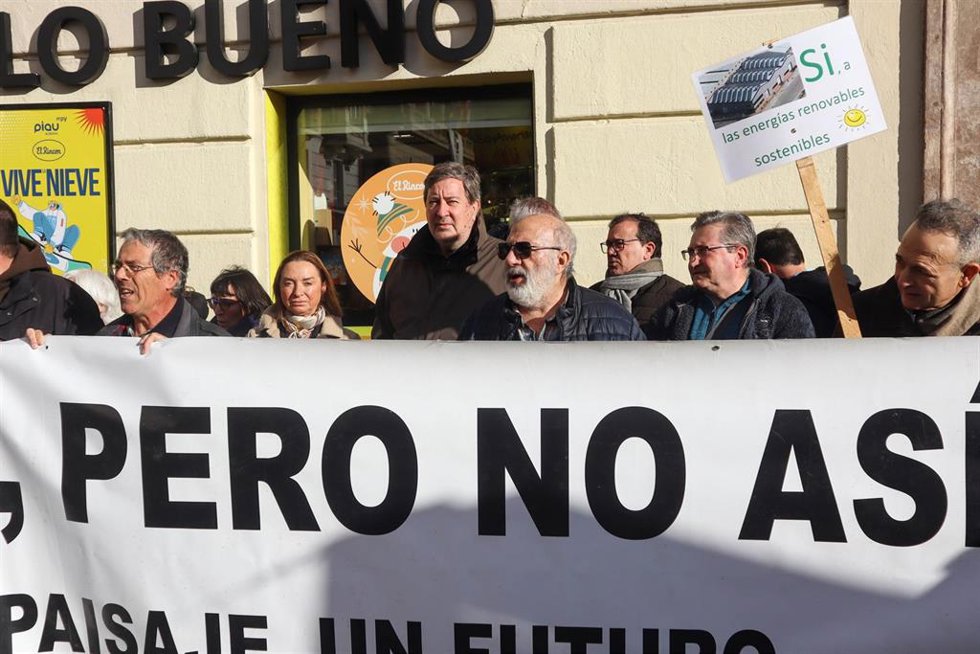El diputado de Vox Juan Vidal en la concentración frente a las oficinas de Forestalia en Zaragoza.
