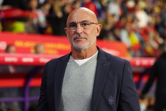 Archivo - Luis de la Fuente, head coach of Spain, looks on during the FIFA World Cup 2026 qualifier match between Spain and Bulgaria at Jose Zorrilla on October 14, 2025 in Valladolid, Spain.
