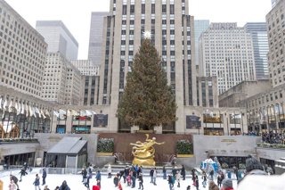 Archivo - Un árbol de Navidad en el Rockefeller Center de Nueva York, en Estados Unidos