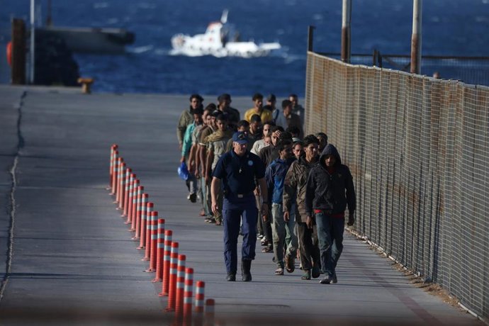 Archivo - Migrantes desembarcan en un puerto griego tras ser rescatados cerca de la isla de Creta