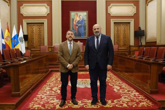 El alcalde de Santa Cruz de Tenerife, José Manuel Bermúdez, y el alcalde de Palma, Jaime Martínez, durante su visita la Ayuntamiento de Santa Cruz de Tenerife.