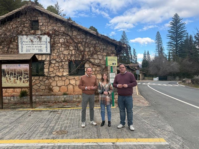 Jacinto Viedma (i), junto a Guadalupe Romera y Víctor Torres, ante el centro de visitantes de la Torre del Vinagre.