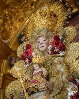 La Virgen del Rocío ataviada para la celebración de la Navidad.