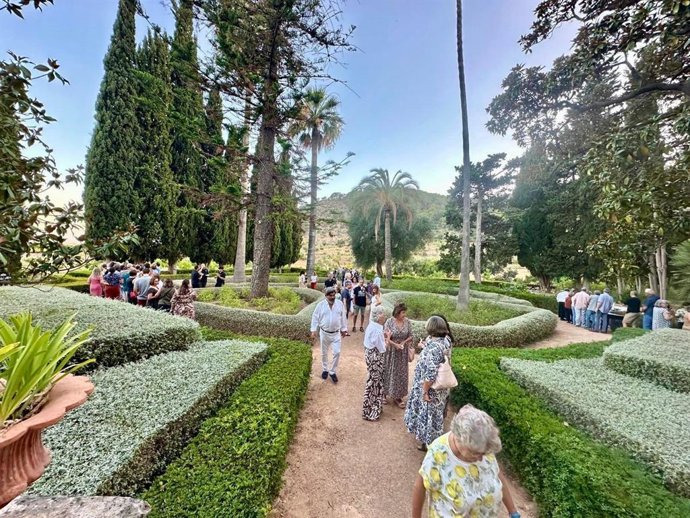 Varias personas recorren los jardines de Raixa.