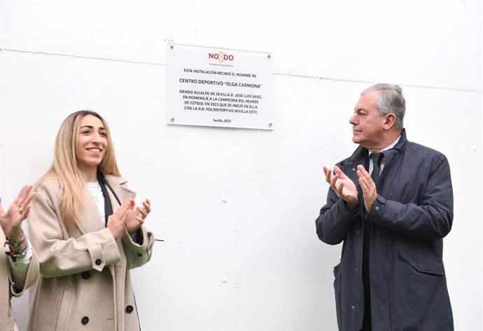 La futbolísta Olga Carmona junto al alcalde de Sevilla, José Luis Sanz, en el acto de denominación del Centro Deportivo Olga Carmona.