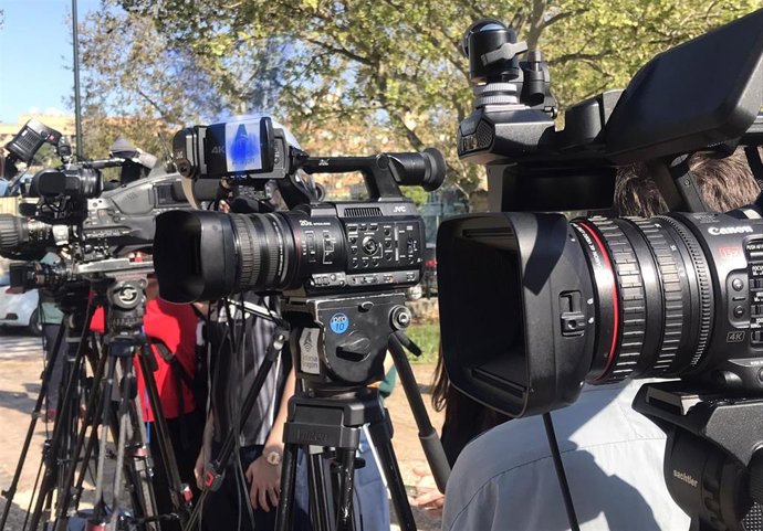 Archivo - Cámaras de televisión, gráficos