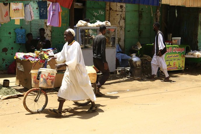 Archivo - OMDURMAN (SUDAN), July 4, 2025  -- People are seen at the Central Station of Omdurman city, north of Khartoum, Sudan, on July 3, 2025. After more than two years of devastating conflict, Sudan's capital Khartoum is slowly emerging from the ruins 